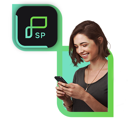 Mulher, usando blusa preta, de pé, sorrindo e segurando o celular. Ícone do app na parte de cima do elemento visual da marca Estapar.