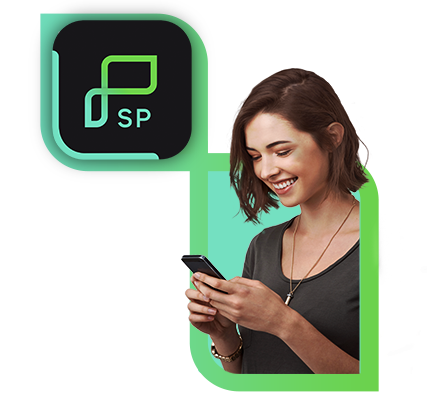 Nova Zona Azul Digital de São Paulo | Estapar Mulher, usando blusa preta, de pé, sorrindo e segurando o celular. Ícone do app na parte de cima do elemento visual da marca Estapar.